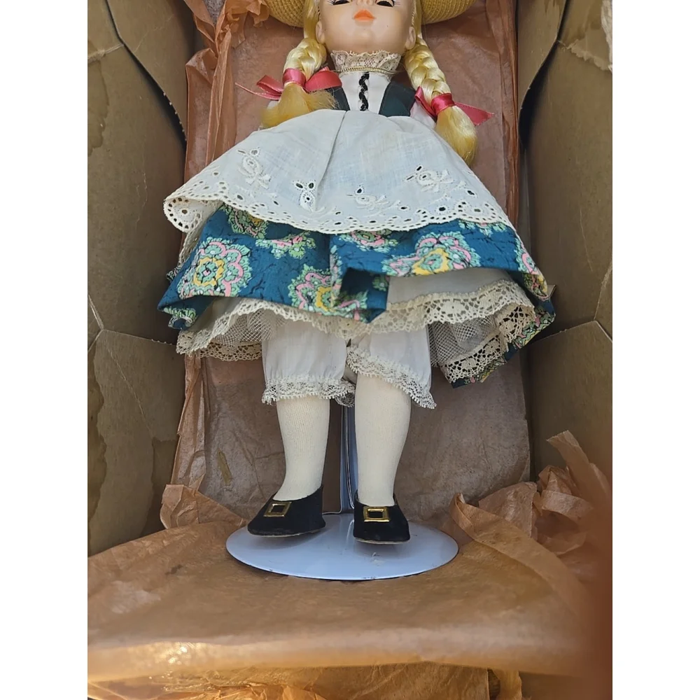Madame Alexander Heidi‎ (1480) collectible doll in perfect condition